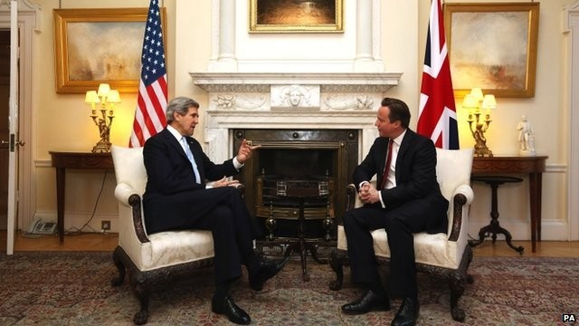 Tháng 2/2013, Tân Ngoại trưởng Mỹ John Kerry lựa chọn châu Âu làm chuyến thăm nước ngoài đầu tiên. Trong hình là Ngoại trưởng Mỹ hội đàm với Thủ tướng Anh tại London.